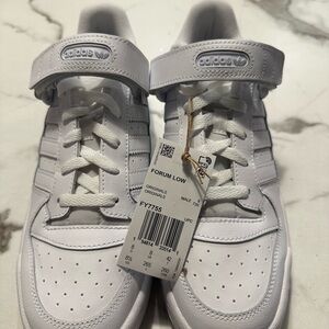 Size 8.5 - adidas Forum Low Triple White